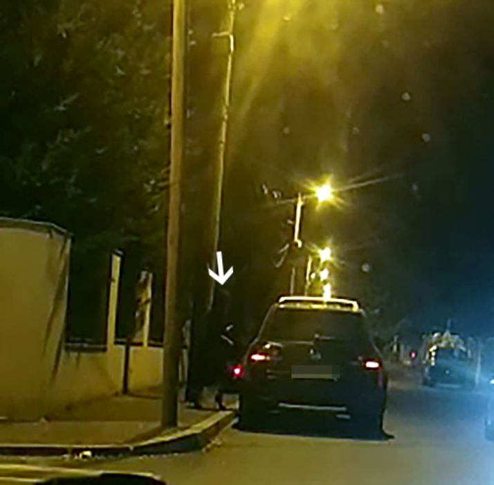 Una dintre imaginile în care logodnica milionarului iese din blocul unde se afla apartamentul celui cu care l-ar fi "tradus" pe partenerul de viață