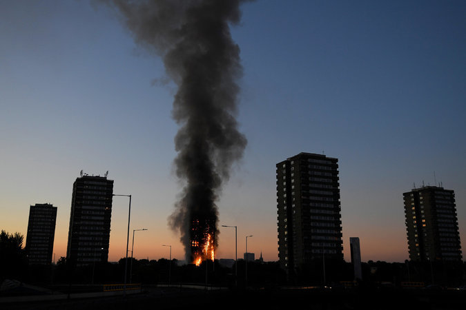 Un întreg bloc de 27 de etaje a fost mistuit de flăcări în Londra