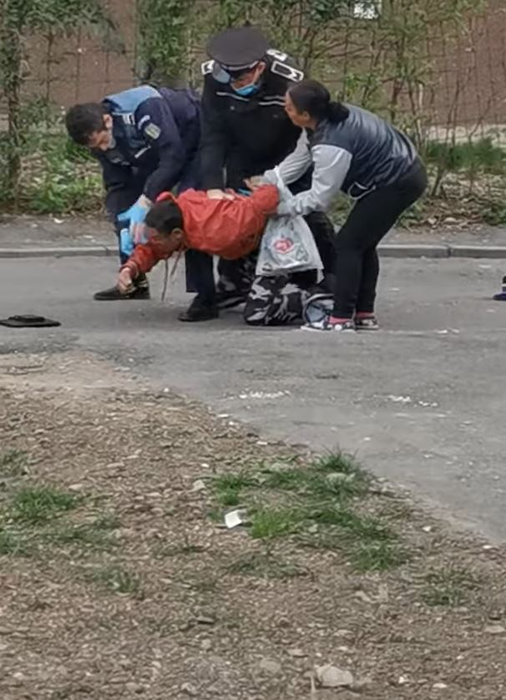 Un angajat al Primăriei Bacău a fost încătușat! Ce nereguli au descoperit polițiștii în declarația pe propria răspundere
