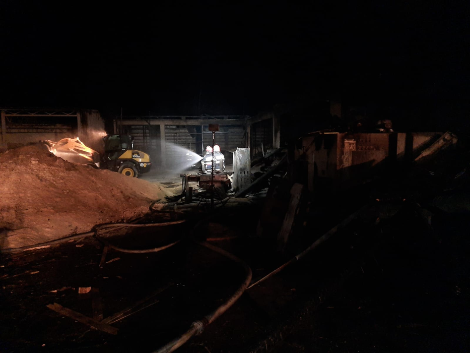 Incendiu devastator în Argeș! Timp de 7 ore, salvatorii s-au luptat cu flăcările violente care au cuprins o hală