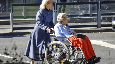 Povestea neașteptată a unei badante din Italia. Motivul pentru care este obligată să lucreze „la negru”