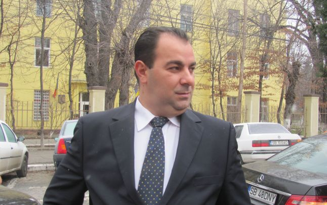 Fostul socru al Cruduței se războiește cu iubita pentru fiica lor