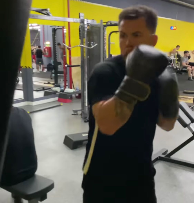 A dat fotbalul pe sporturile de contact! Ricardo de la “Puterea dragostei” vrea să lupte în cușca de MMA! “Îmi place când se lasă cu sânge”