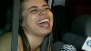 VIDEO Beata manga! O soferita dezbracata nu stie de capul ei si rade cu gura la urechi din masina politiei! Vezi in ce hal face de fata cu televiziunile!