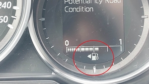 Ce indică săgeata de lângă pompa de benzină din bordul unei maşini? Puțini șoferi știu