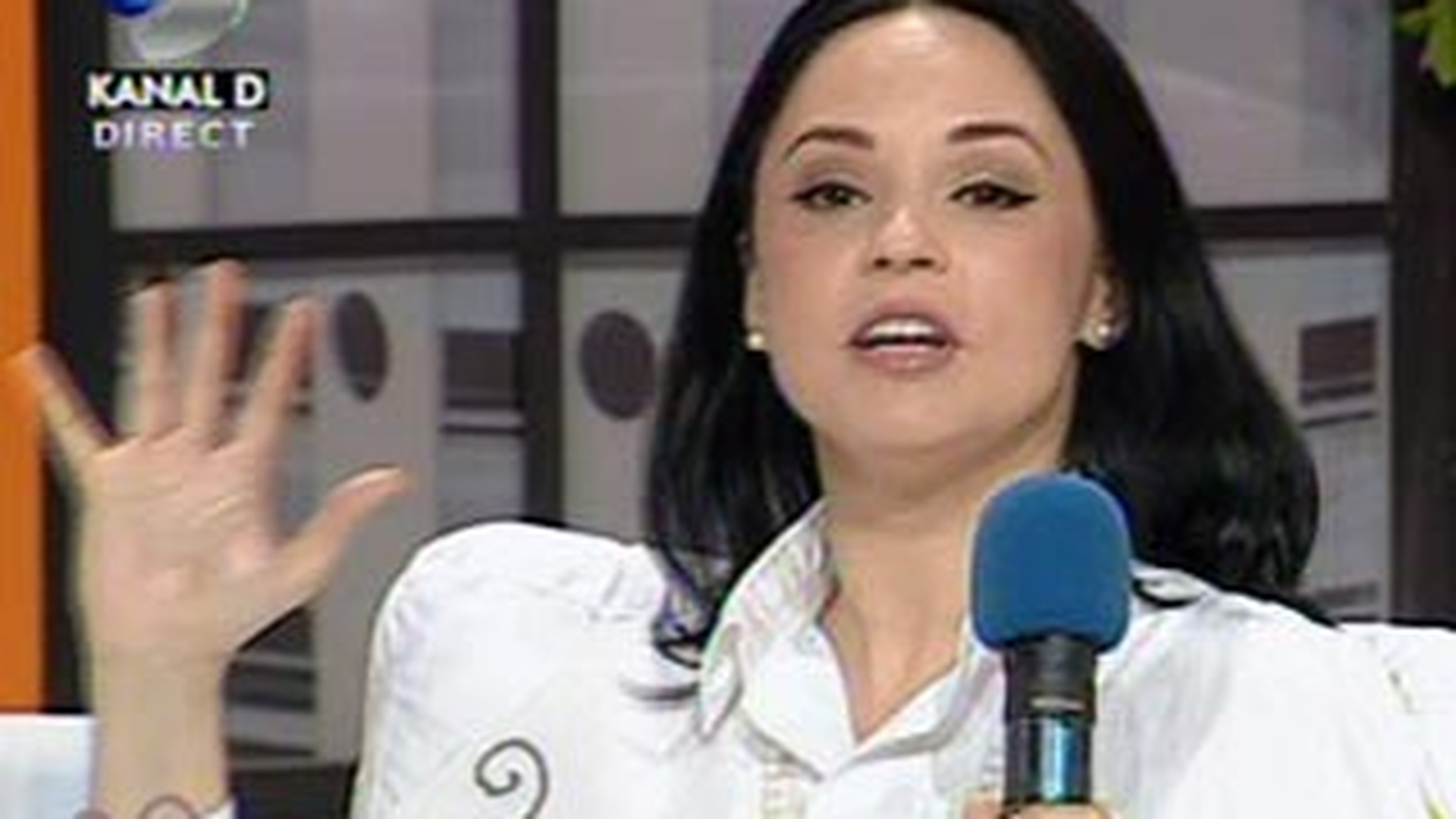 Andreea Marin continua razboiul cu Adriana Nicolae: "Cine face copii prin vecini sa isi asume"