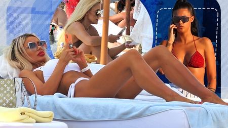 TOP 30 de vedete care nu lasă telefonul din mână nici măcar la plajă! Bianca Drăguşanu, Antonia sau Iuliana Pepene au pus ţara la cale din poziţii provocatoare