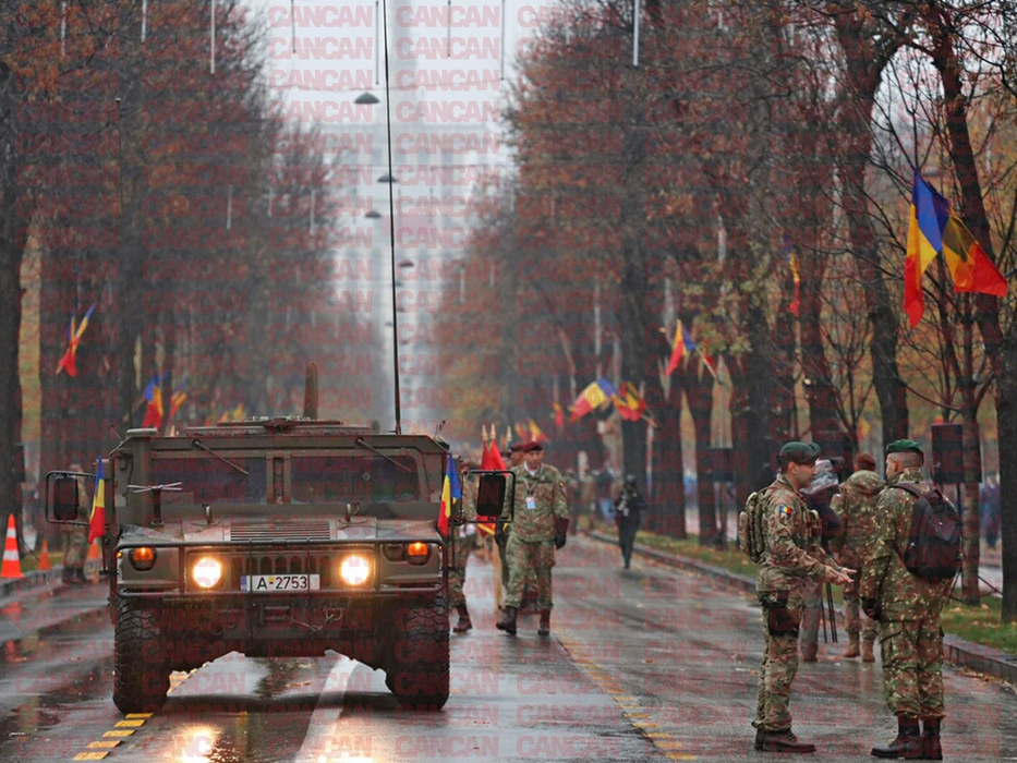 S-a dat startul paradei militare din Piața Arcul de Triumf. Foto: Cancan