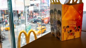 O fetiță de doi ani a ajuns la spital după ce a fost la McDonald`s. Ce conținea lichidul suspect pe care l-a consumat