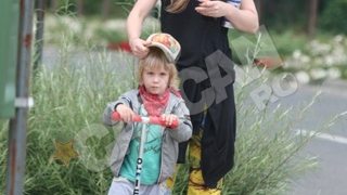 Mezina familiei Beckham se impune in moda de mica!  Imbracata de fite din fasa