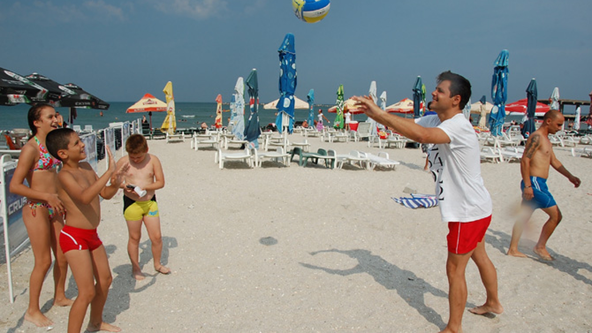 Cove, arbitrul amazoanelor, si-a stins setea cu ayran pe plaja Kanal D