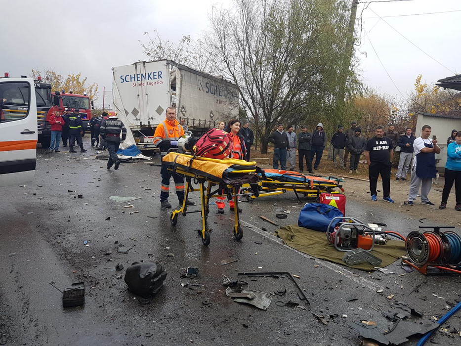 Două tiruri s-au ciocnit frontal pe DN72