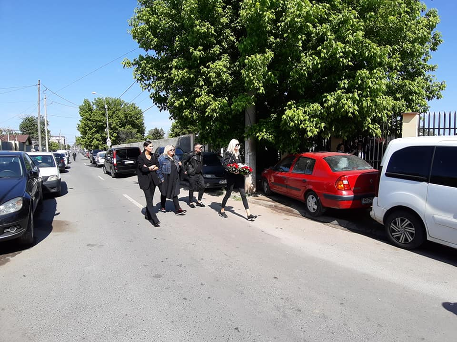 A aparut la inmormantarea lui Razvan Ciobanu. Cine este, de fapt, blonda din imagini