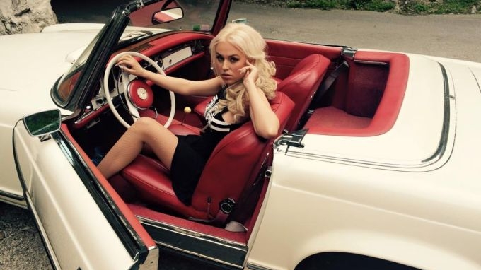 Misha si-a expus sanii! Cum arata silicoanele sexy-blondei!