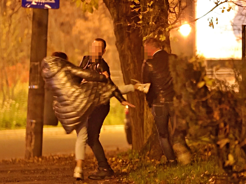 Tânăra își execută iubitul cu un voleu de toată frumusețea (SURSA FOTO: CANCAN.RO)