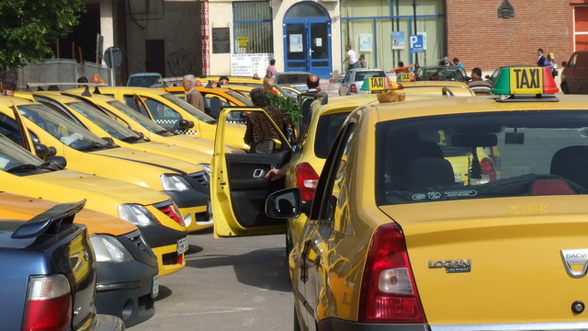 Daca il vezi in trafic poti face rau de mare! Cum arata acest taxi din Constanta! Nici sa imi dea bani si nu as merge cu el”