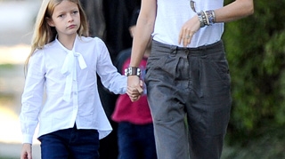Asa mama, asa fiica! Gwyneth Paltrow a iesit la plimbare cu familia! Uite ce mult seamana micuta Apple cu actrita!