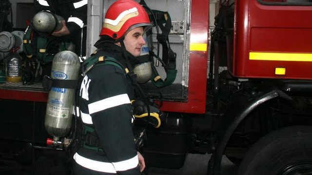 Ei au grija ca noi sa petrecem linistiti de Revelion! Cine lucreaza in Noaptea dintre Ani