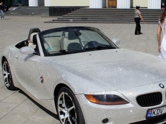 Aceasta e bijuteria pe patru roţi, la propriu! A fost vândut BMW-ul împodobit cu peste 250 de mii de cristale Swarovski
