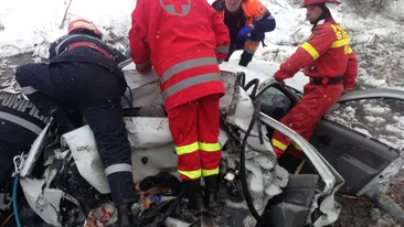 Accident cumplit. Salvatorii au intervenit de urgență! Patru persoane încarcerate