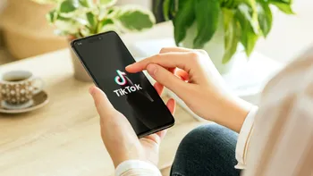 Ce înseamnă cele mai populare prescurtări și expresii de pe TikTok? De la „POV”„TFW” sau „W”, noi îți explicăm tot!