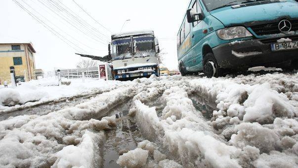 Vremea face ravagii în Capitală din cauza ninsorii! 19 mașini au fost avariate