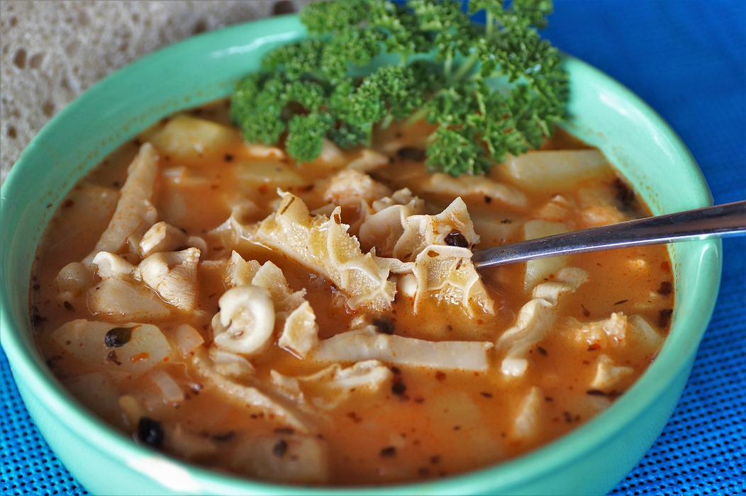 Ciorba de legume sau pui poate fi păstrată 2 zile la frigider (Sursă: Pixabay)