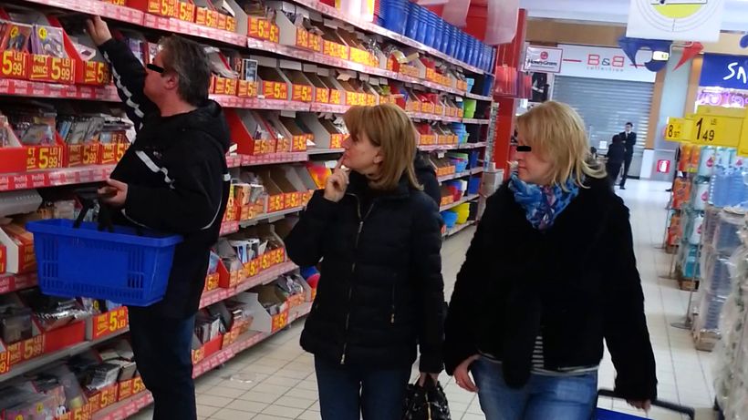 Sotia presedintelui a dat iama la standul cu reduceri! Vezi ce carte siropoasa a atras-o ca un magnet si ce incident a patit dupa