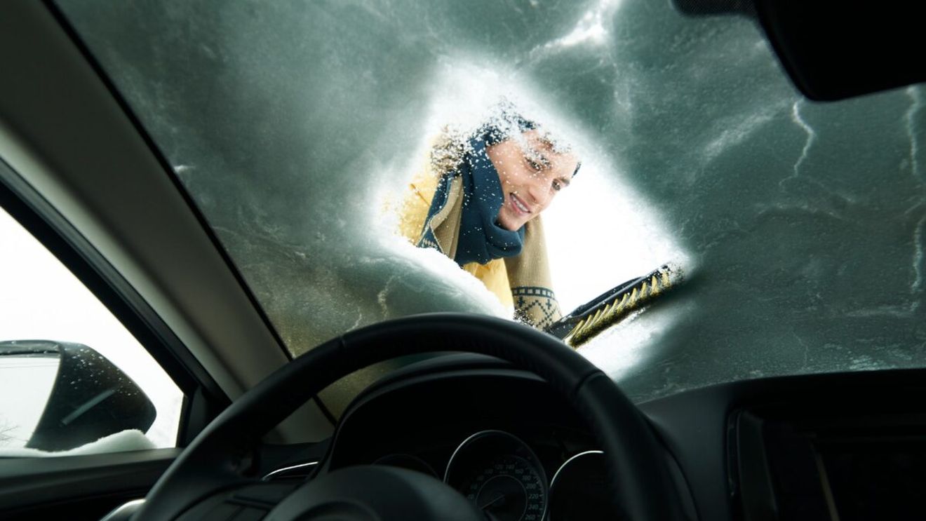 Cum eviți înghețarea parbrizului la mașină. Trucurile la care apelează specialiștii