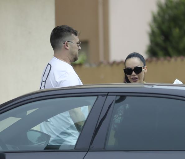 Tudor și Bianca discută lângă mașină