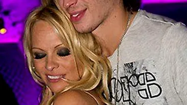 Pamela Anderson, o adevarata MILF pe ringul de dans si-n dormitor! A jurat ca nu mai face sex pana in noiembrie, dar nu i-a putut rezista acestui tinerel de 23 de ani