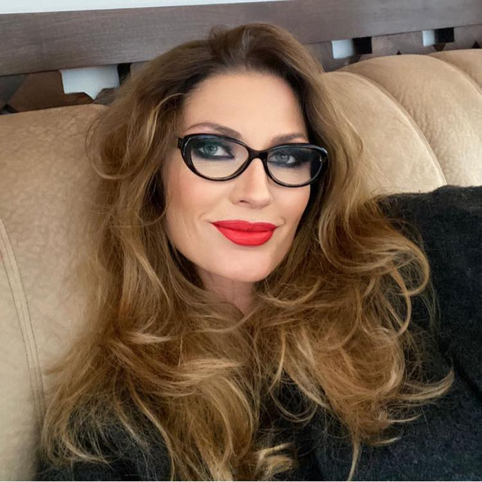 Haos general în cartierul bogaților! Cunoscuta modelină, acuzată că și-a cumpărat vilă „cu bani murdari”. Scriitorul boem i-a declarat război!
