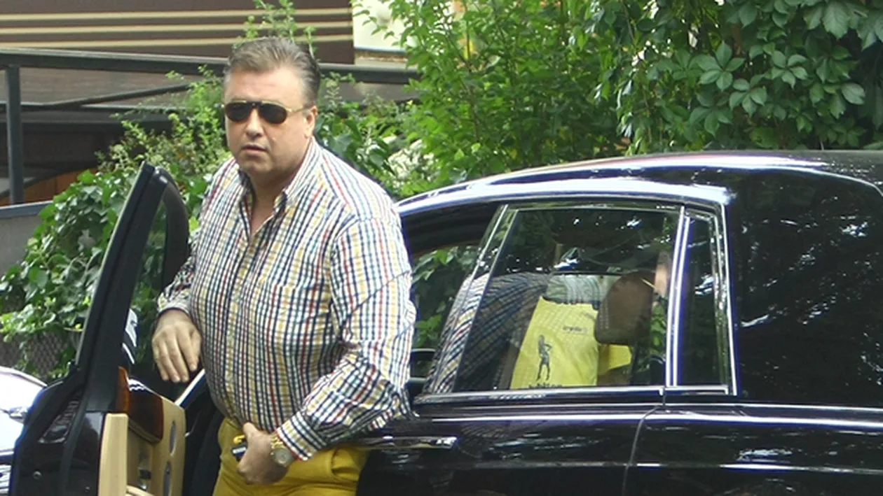 Asta e noua moda in lumea buna a Capitalei! Cel mai excentric milionar de la noi si-a asortat tinuta la... bricheta
