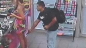 Uite ce face perversul asta in supermarket! N-o sa-ti vina sa crezi unde-si baga telefonul!