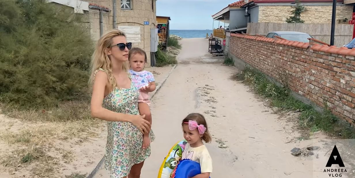 Andreea Bălan, gafă în timp ce se afla la piscină cu fiicele. I s-au văzut zonele intime prin costumul de baie alb și decupat | VIDEO