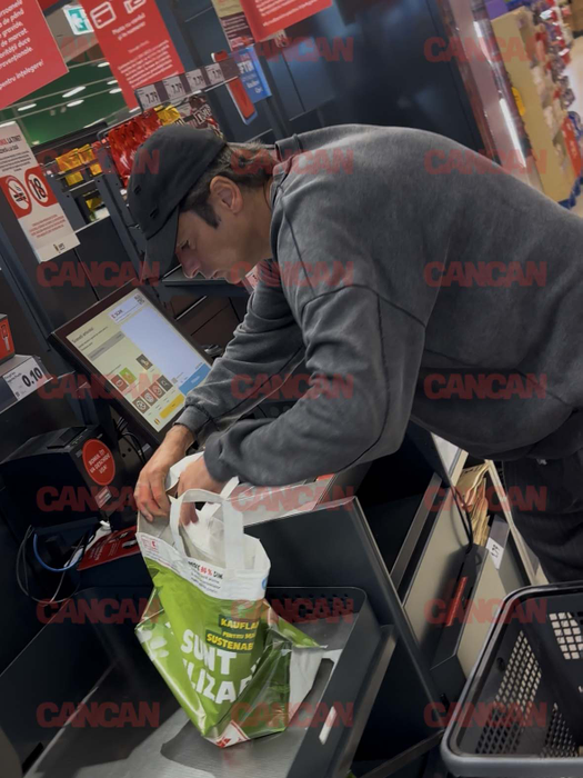 Radu Vâlcan își scanează singur produsele