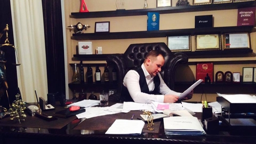 ”Million Dollar Lawyer”, avocatul vedetă, şi-a tras o super-sexy asistentă! El e arestat iar ea...