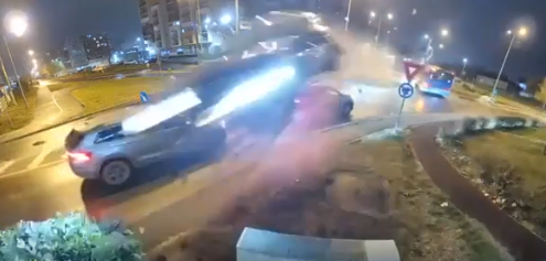 Accident uluitor în Oradea! A zburat ca o rachetă peste sensul giratoriu: ce s-a întâmplat cu șoferul