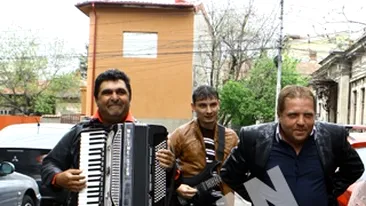 VIDEO Pepe, luat cu lautarii de acasa! Vezi ce show au facut cativa artisti in fata casei lui inainte de nunta