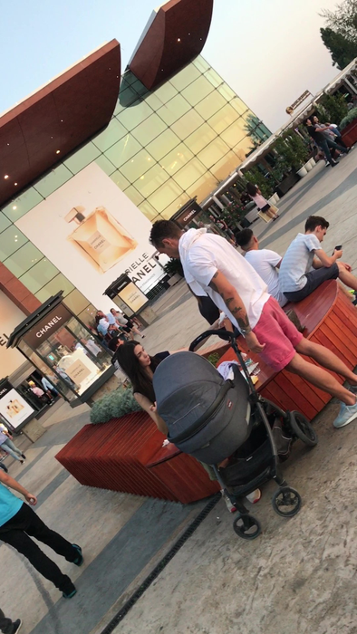 Vladimir, Alice şi fetiţa lor, la mall