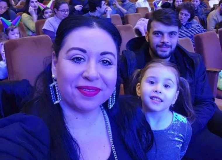 Oana Roman, pusă la zid de internauți, după ce a postat un video cu fetița ei: “Nu dans pe mese și manele“