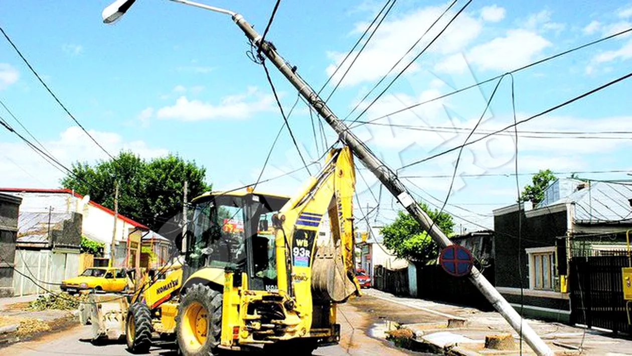 Dorel de la Braila a lasat fara curent un cartier intreg! A infipt in stalp gheara de la excavator!