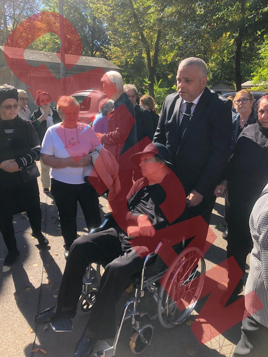 Imaginile durerii, la înmormântarea lui Alexandru Arșinel. Soția maestrului, în scaunul cu rotile (Foto: CANCAN.RO)