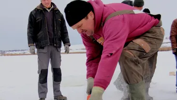 Moldovenii au scos cu drujba gheata din lac pentru a face crucile de Boboteaza