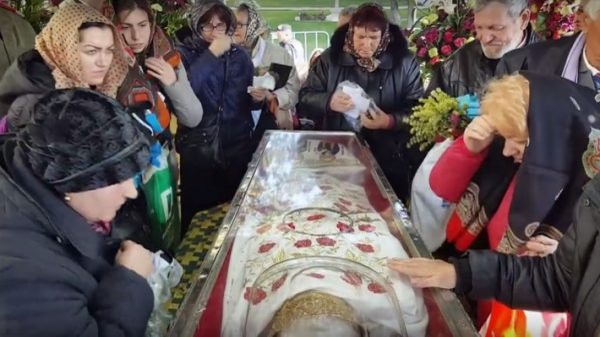 O familie din București împodobește cu flori, de 15 ani, catafalcul moaștelor Sfintei Parascheva. S-au rugat, iar dorința le-a fost îndeplinită…