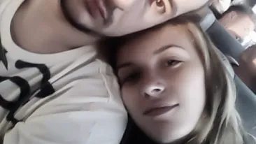 Diana Dumitrescu si-a inceput anul degustand lacuste! Sotul ei a preferat viermii! Vezi cum li s-au parut!