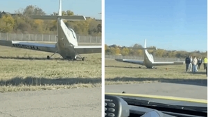 BREAKING | Accident aviatic pe pista de la Băneasa! Un avion de școală a rămas fără roți la aterizare
