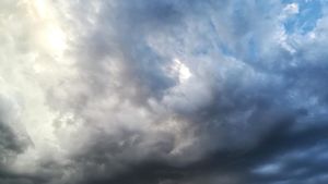 Primăvara întârzie să apară! Cod galben de vânt și vreme rea în toată țara: ninsori, polei și brumă