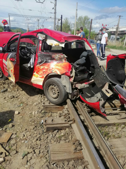 Un tânăr din Dej și-a văzut moartea cu ochii! Mașina în care era a fost spulberată de un tren
