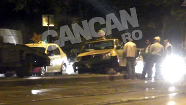 Graba strica treaba sau cum sa parchezi pe un refugiu! Un sofer de taxi a ramas cu masina blocata in mijlocul intersectiei